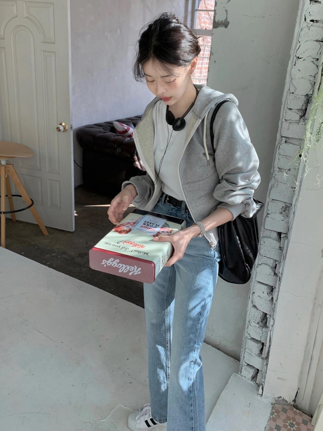 韓國小姐姐適合“冷淡風”，選擇簡約色服飾搭配，造型輕奢又高級