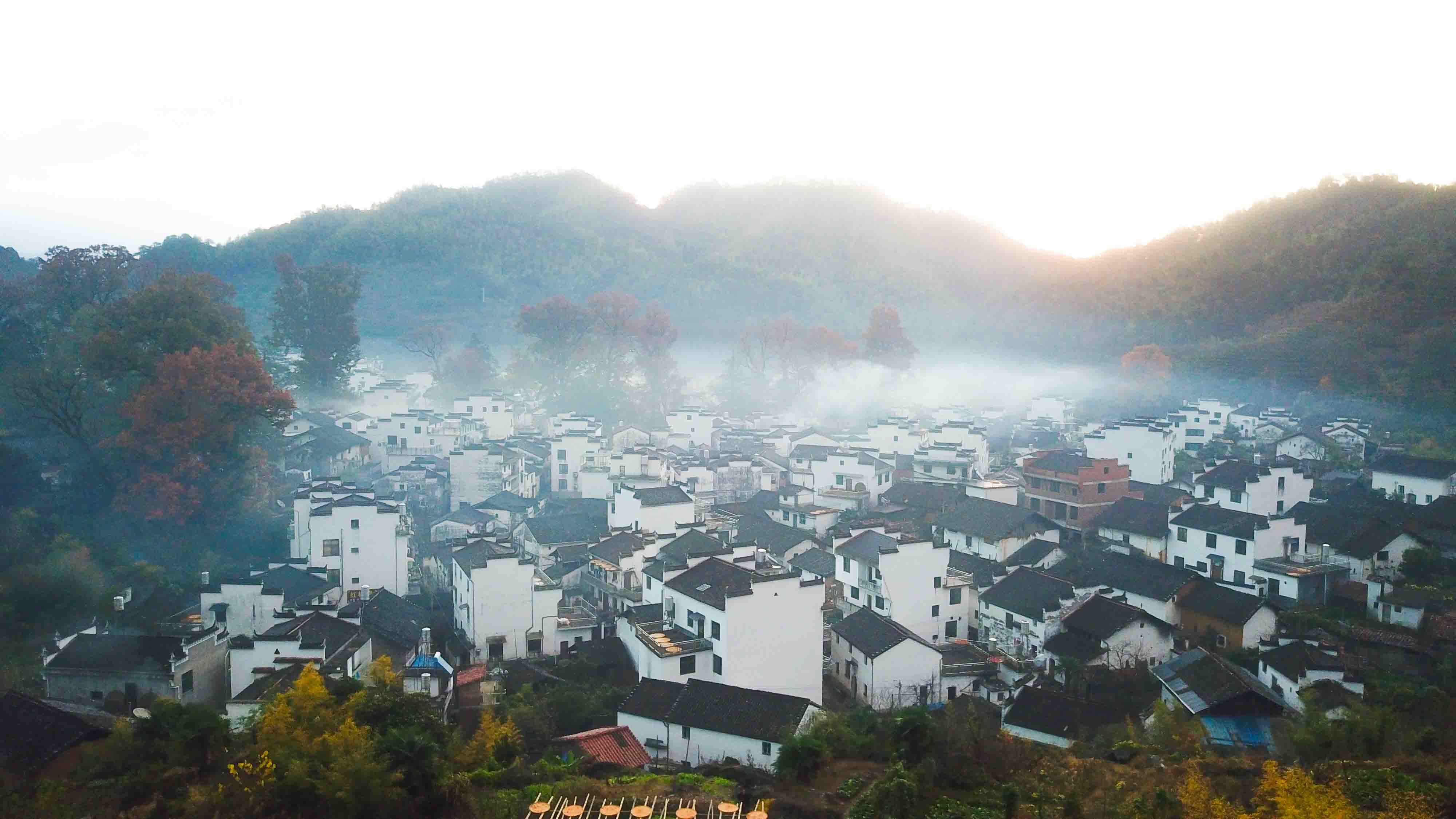 夏天总要看场日出吧！和爱的人一起相约婺源，游玩古香古色的村落