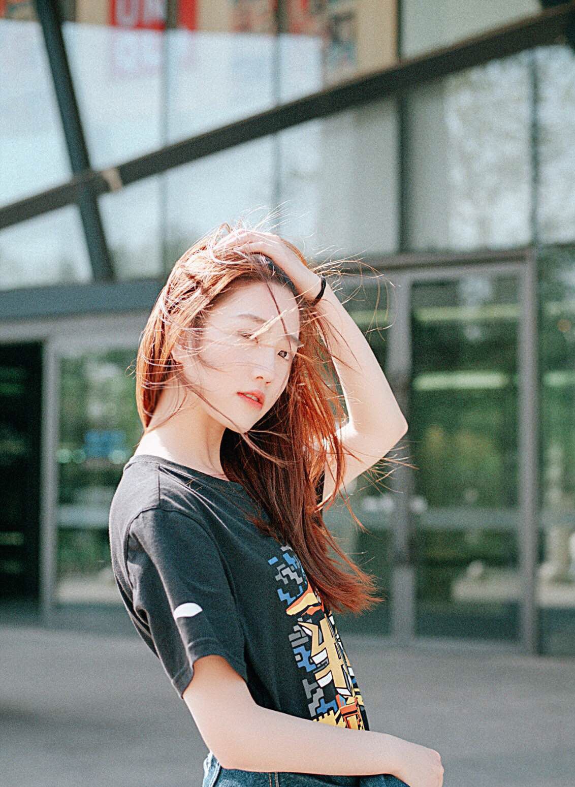 江苏卫视女主持人张纯烨，形象清新自然