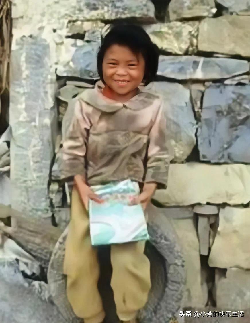 山东16岁女孩3度卖血养活继父一家7口，惨死后3个哥哥披麻戴孝