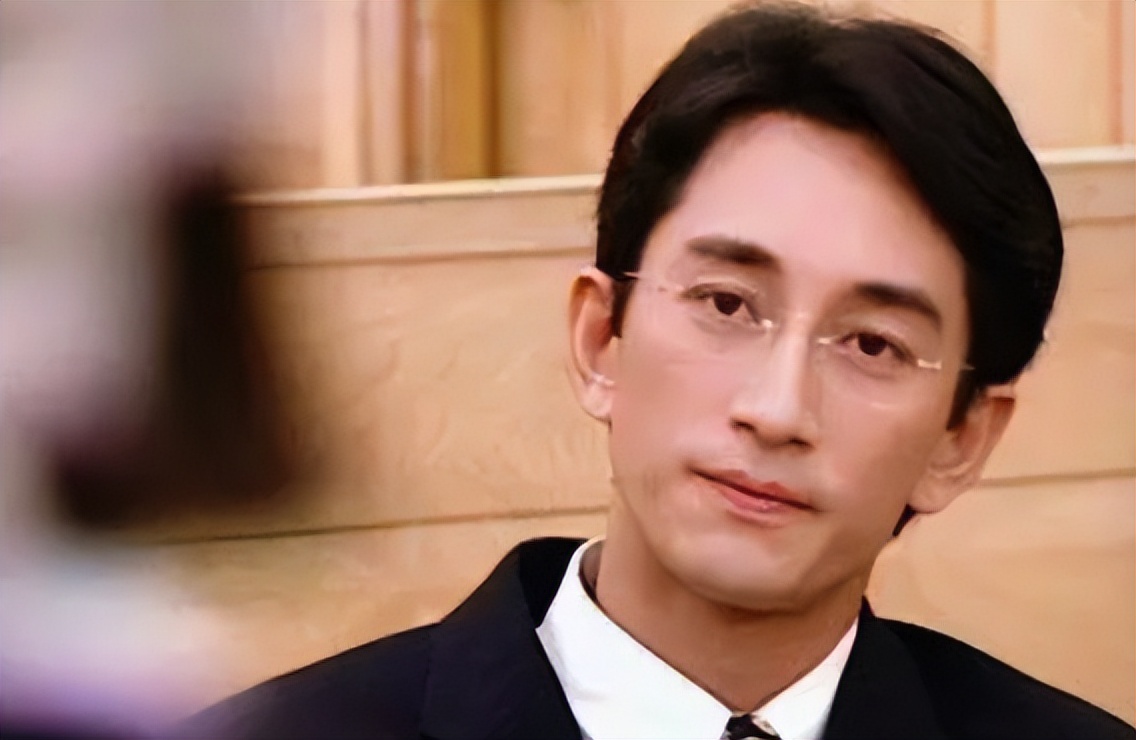 同样是“眼镜造型”，把肖战王一博和吴启华放一起，差距就出来了