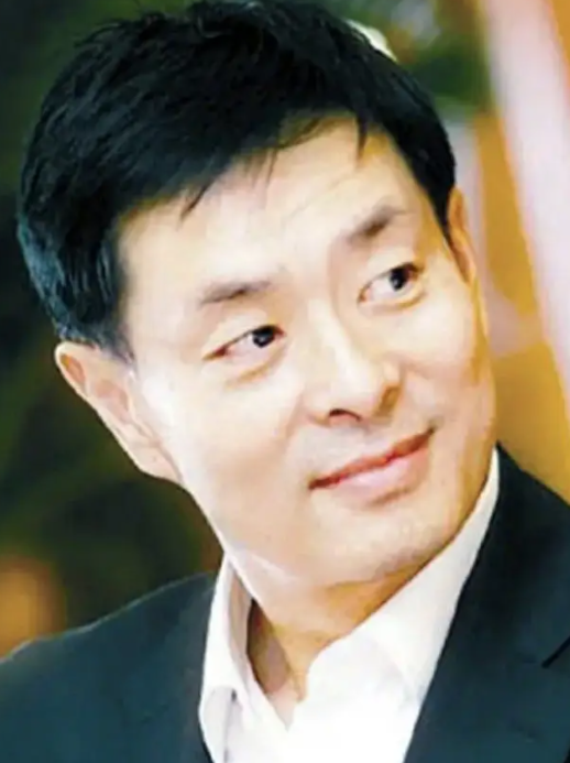 婚后没多久,宛萍就怀孕,濮存昕的责任更大,忙于工作的同时,也会抽出