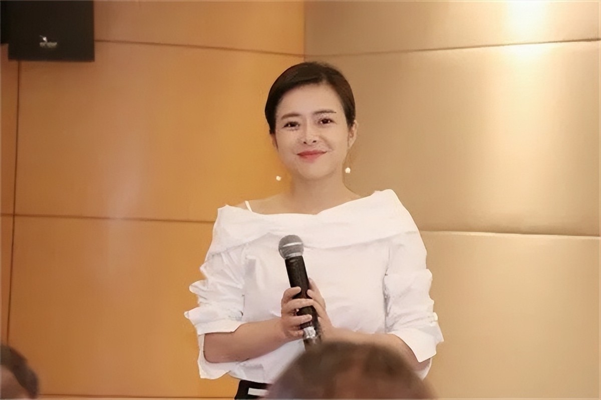 原东方卫视主持人陈辰，低调嫁歌唱家余笛，今被丈夫宠成少女