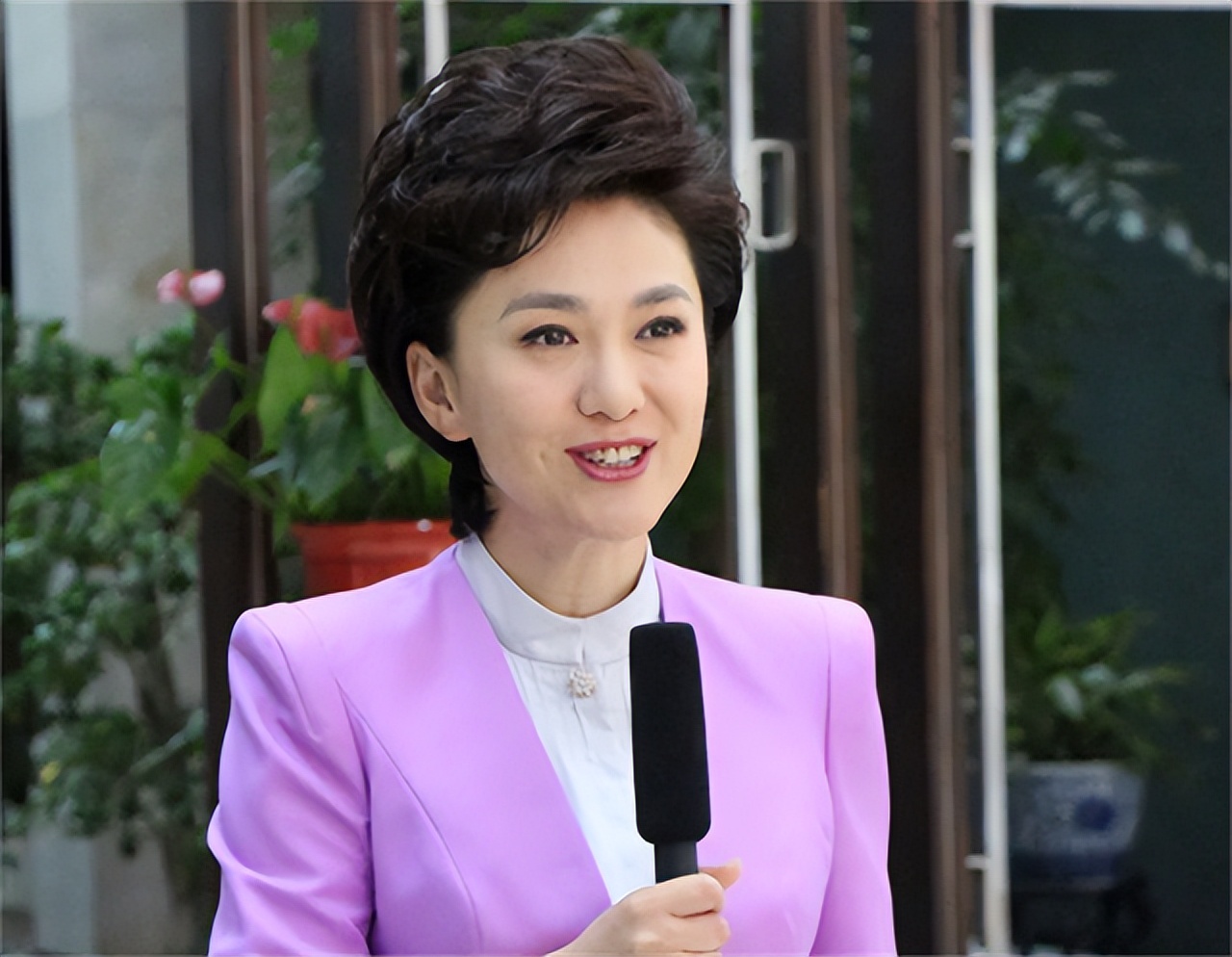 央视著名主持人海霞,嫁大11岁清华教授,结婚20年幸福如初