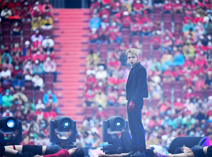 王嘉尔曼联利物浦开场秀，1小时连唱11首歌，烟熏妆造型超惊艳