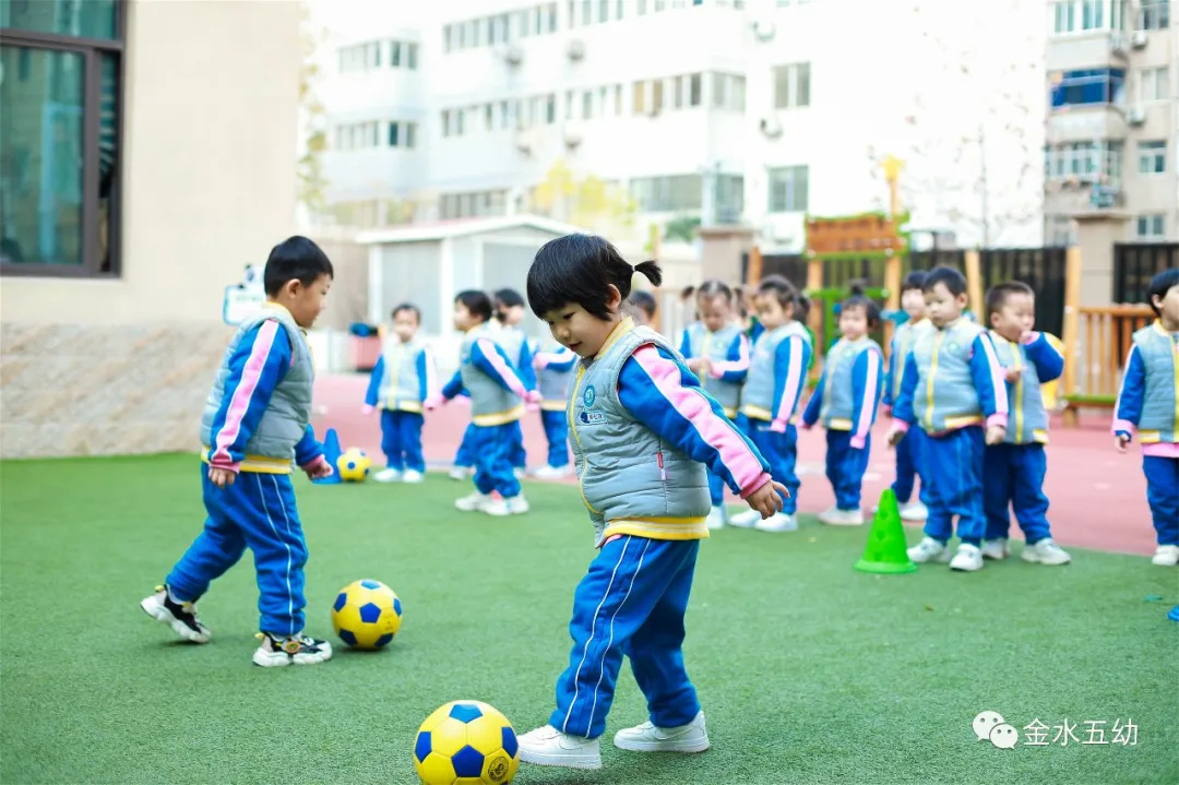 小学生足球队入场词(享运动•健体魄•悦童心—金水五幼教育集团“趣味运动周”纪实)