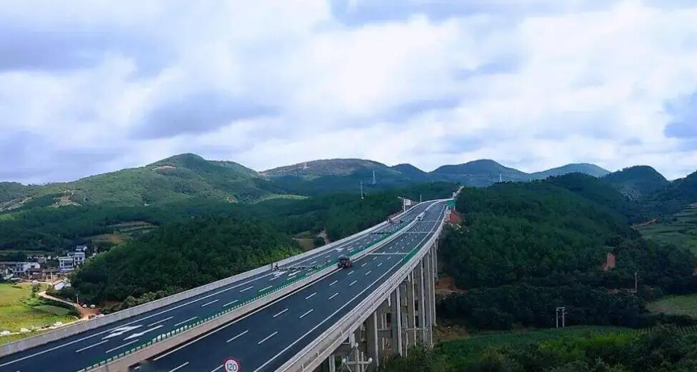 云南这条高速被称为昆曲高速复线,是滇中环线高速的重要组成部分