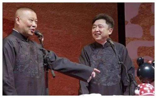 观众破口大骂脏话，郭德纲沉着应对，3句反问让对方羞愧离场