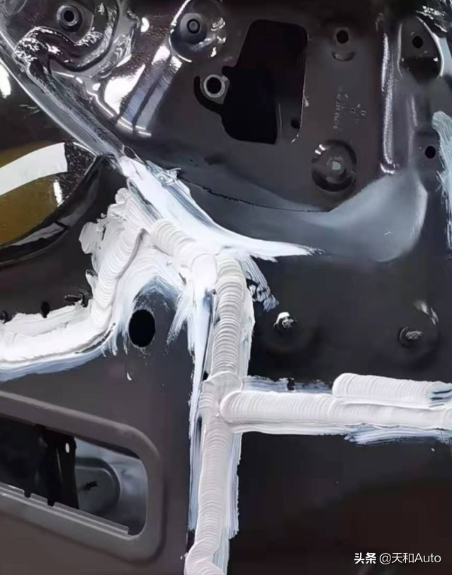 汽車空調把風吹進車內，車里的空氣從哪排出車外，如何形成循環？
