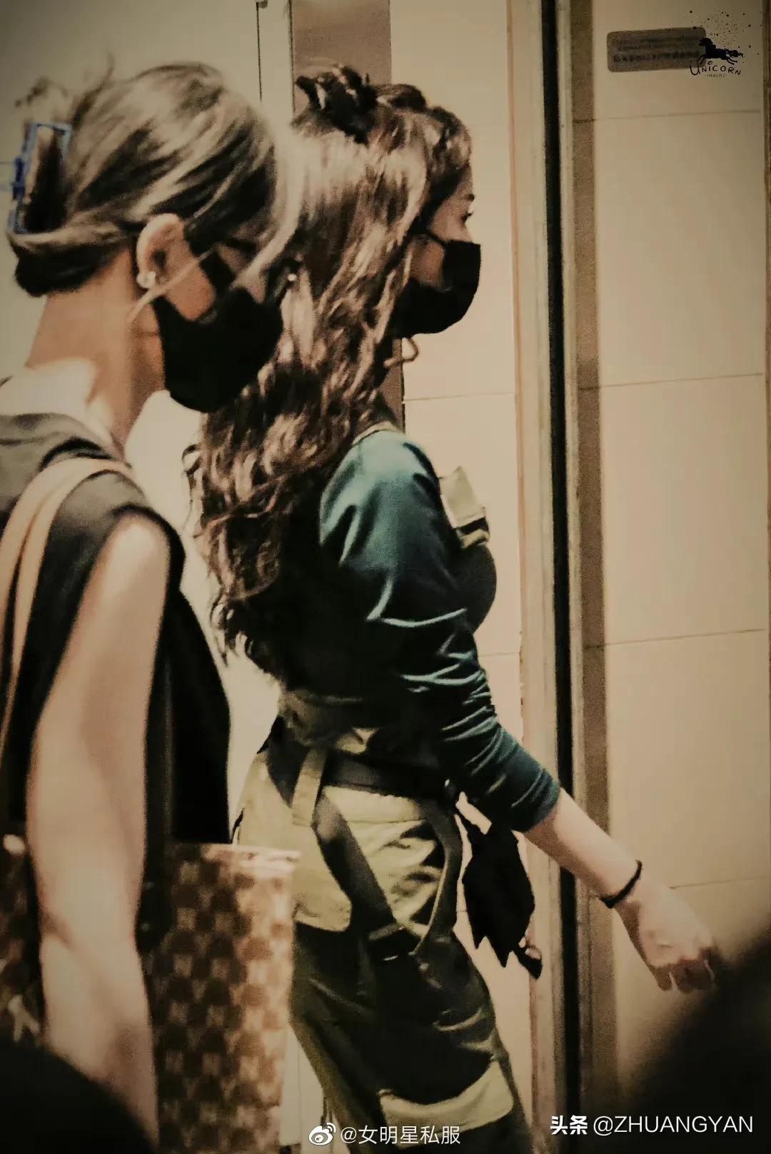 杨幂密室大逃脱的路透照公开，长得美身材辣，走起工装风又甜又酷