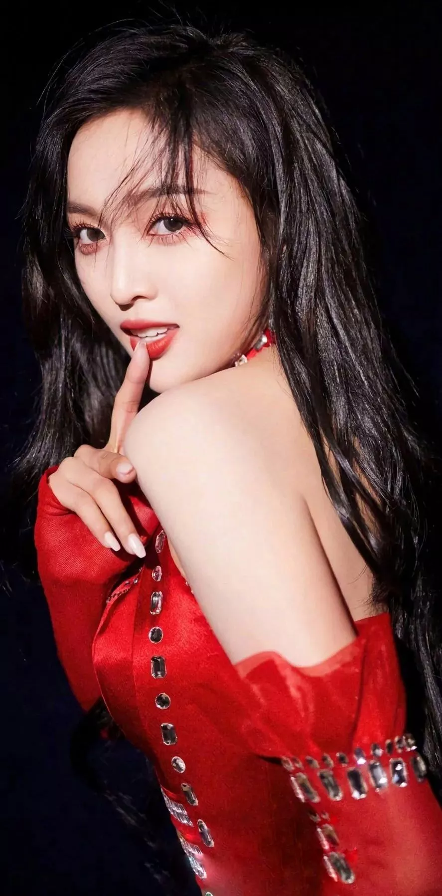 44位明星驾驭的红色服饰典雅大方，由内而外散发出自然的美感