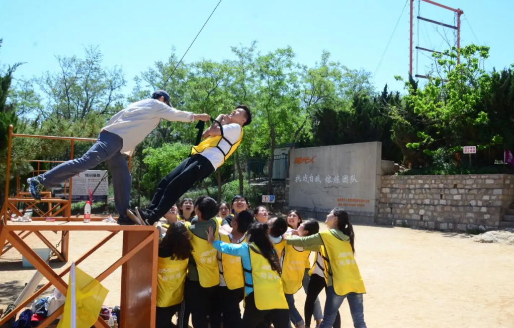 四川某高校女生举报，男生公然进“女泳池”潜水，校方作出回应