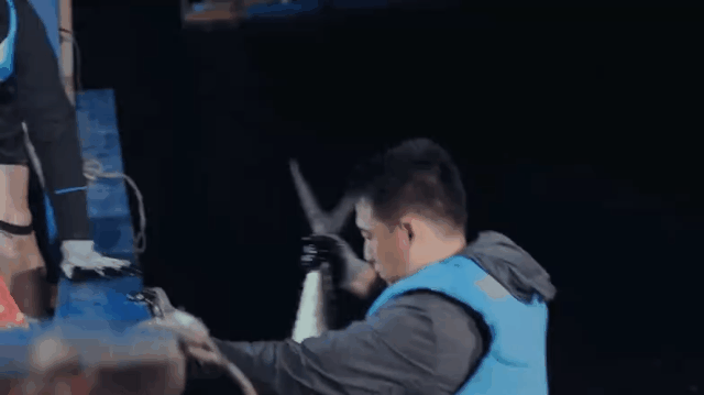 吃空气、假开车、骑假马、戴假肩胛骨，内娱明星拍戏有啥是真的？