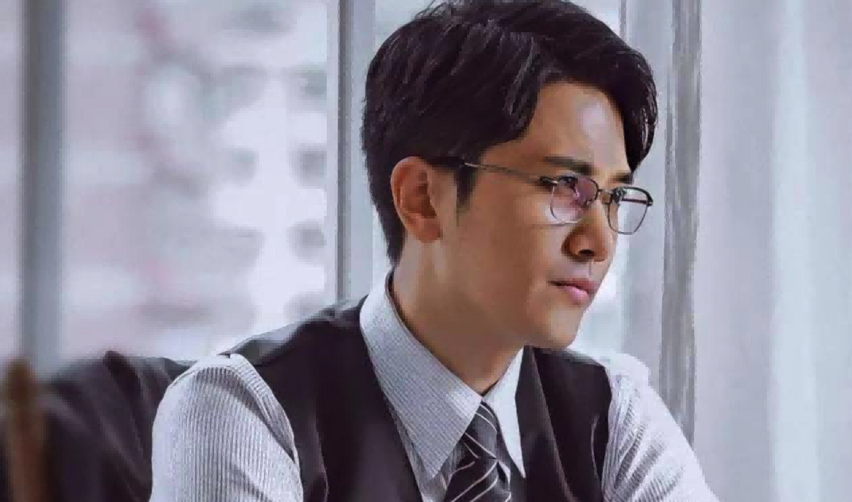 同样是“眼镜造型”，把肖战王一博和吴启华放一起，差距就出来了