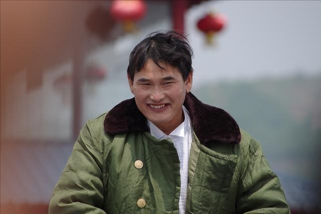 大衣哥前脚给陈萌买首饰，后脚卖废品换馒头，直言：能吃好几天