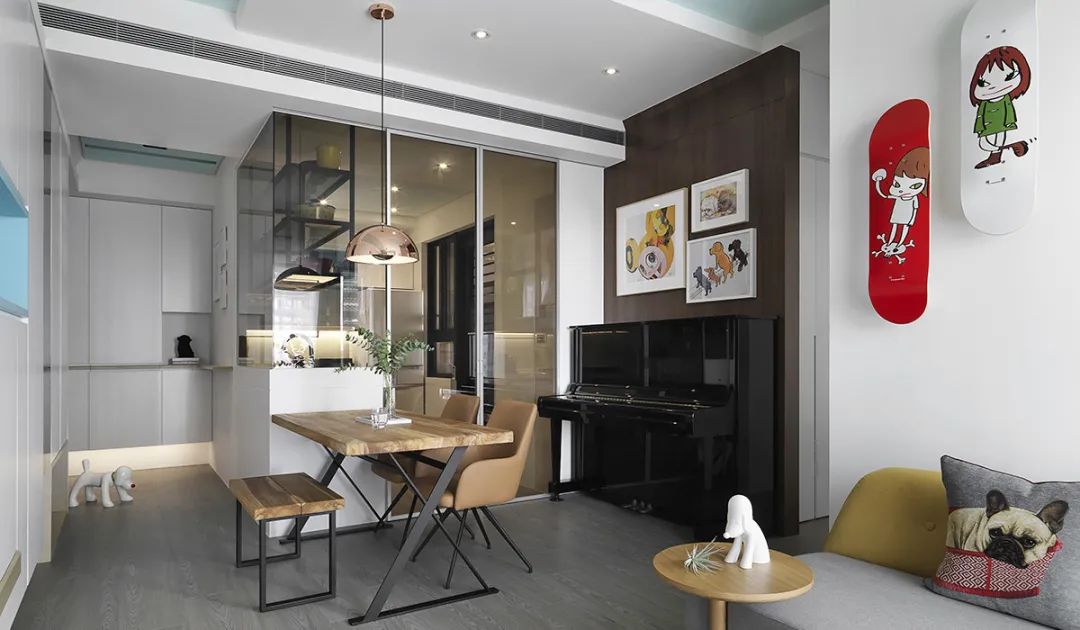 56平小户型设计，玻璃隔断加色彩运用，维系简洁且连贯的穿透视野