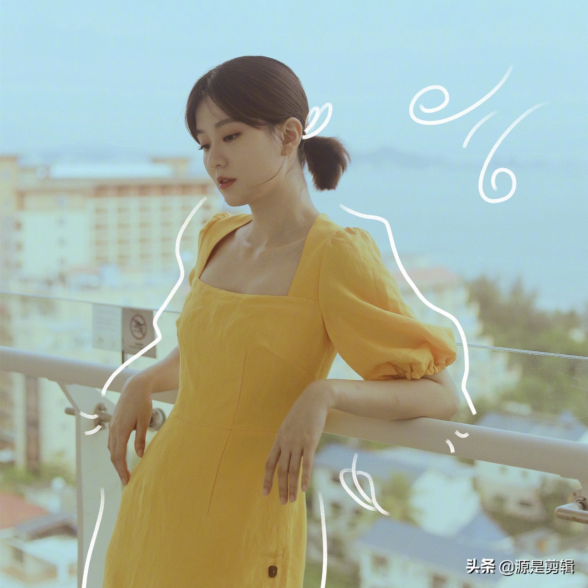 乔欣身穿黄色连衣裙清纯可爱