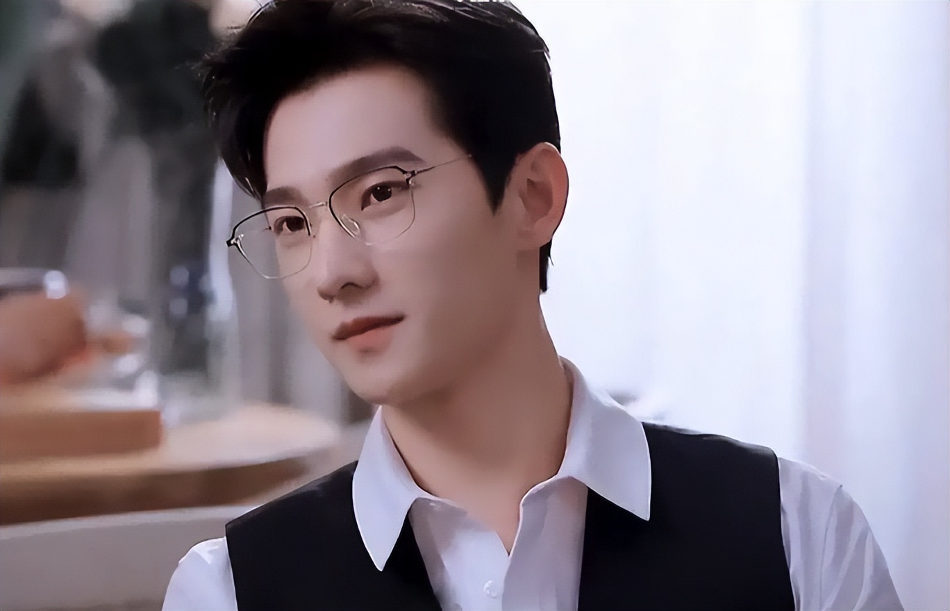 同样是“眼镜造型”，把肖战王一博和吴启华放一起，差距就出来了