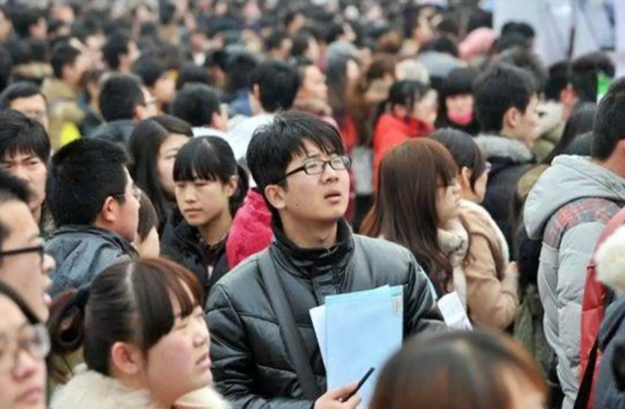 30人编制4000人竞争，今年千万大学生就业困难，毕业生何去何从？
