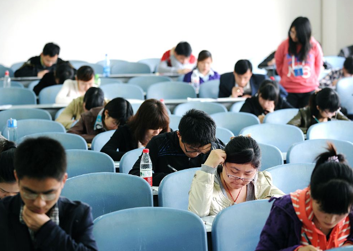 有点亏，博士最快28岁才能毕业，大学生想考编进体制内得抓紧了