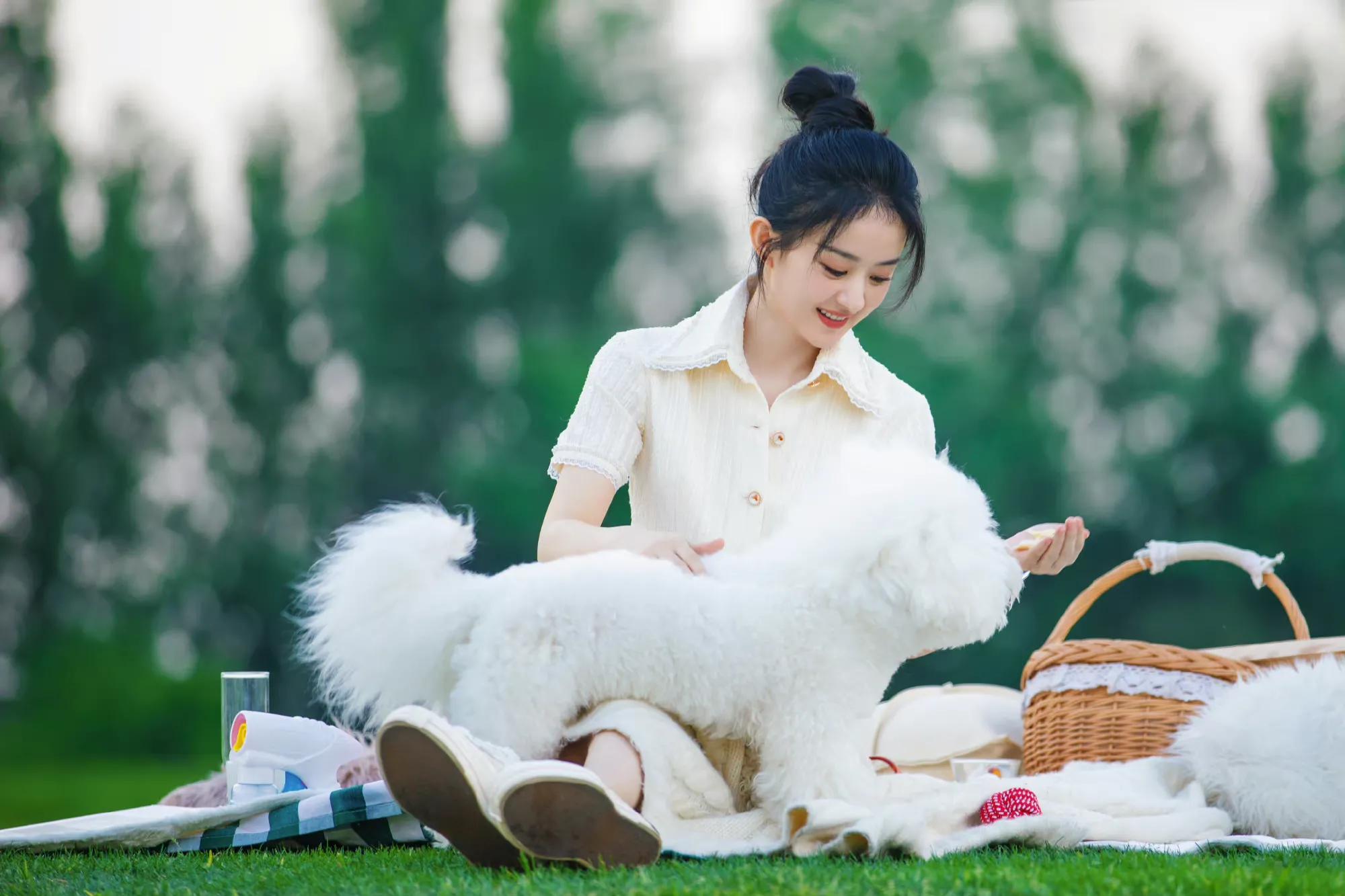 赵丽颖最新九宫格露营大片，丸子头造型少女感十足