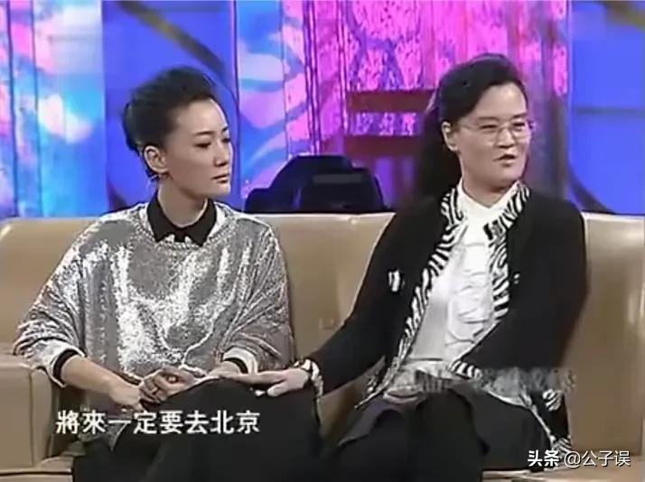 谭晶情史，青歌赛上成名，长城上开演唱会，嫁爱情高龄产子