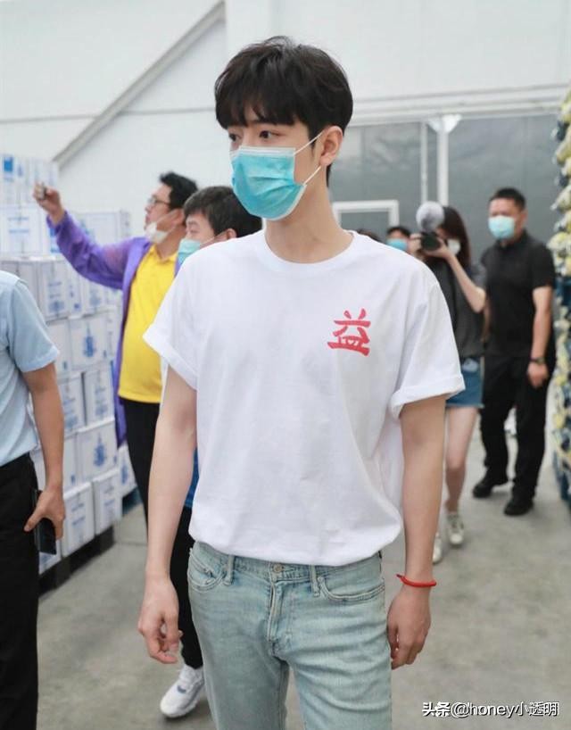 肖战晒自拍眼袋浮肿，袖口红绳意外出镜！粉丝这是拿着放大镜吧？