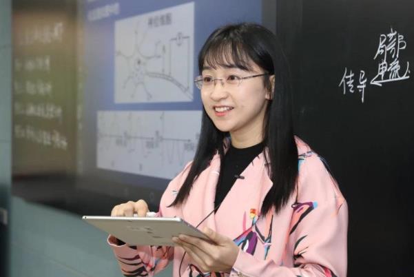 00后青睐的十大专业，法医学排名第二，榜首竟是“冷门专业”