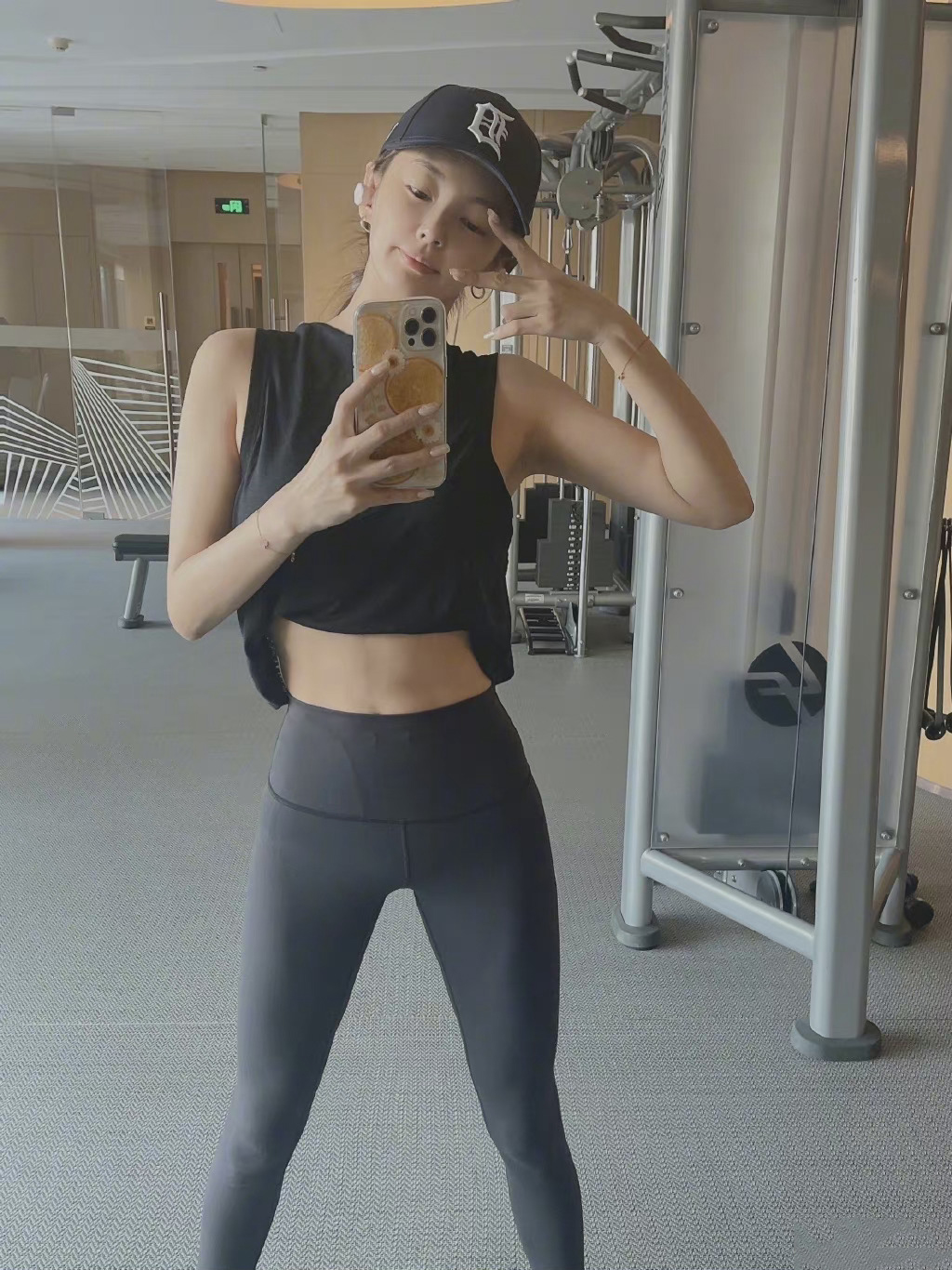 女神张雨绮晒居家健身照,穿紧身衣瘦成一道闪电,大脚丫像男人