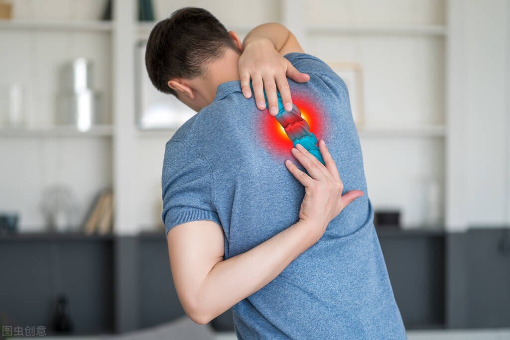 胸骨中间稍微偏左边一些的地方处疼痛,也疼痛感如针扎一般,即使深呼吸