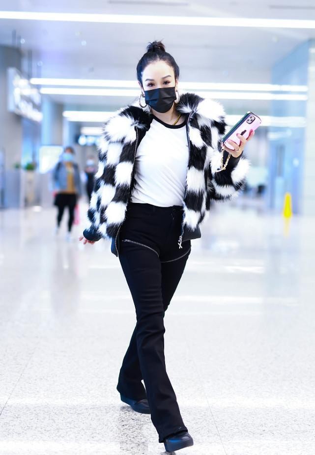钟丽缇和女儿同框似“姐妹”，亮片羽绒服配白靴，看腿可真瘦