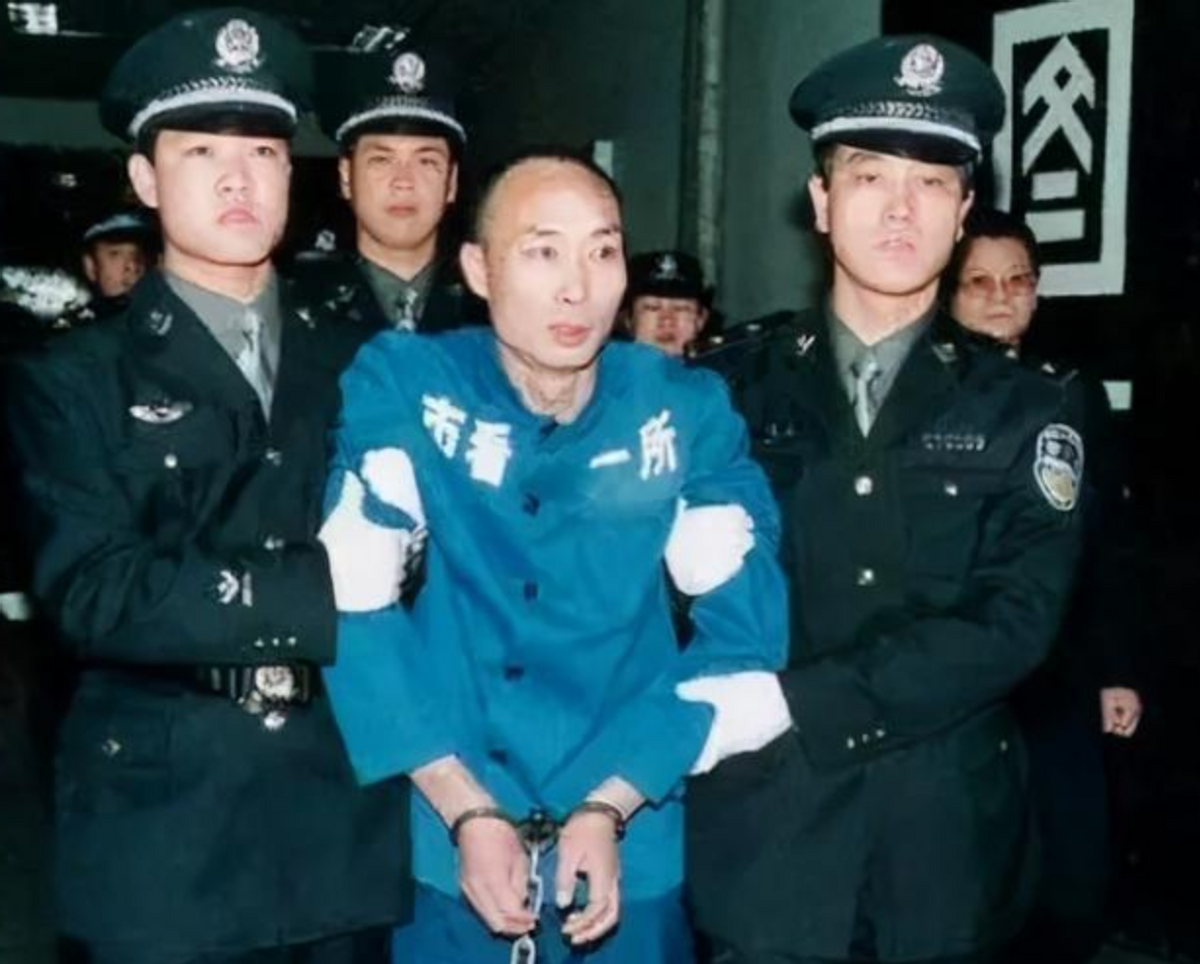 2001年，河北男子引爆宿舍楼致146人遭殃，被捕后：早想炸死他们