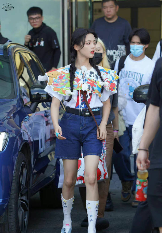 龚俊黄景瑜身穿赛车服帅酷 杨超越卡通披肩超级甜