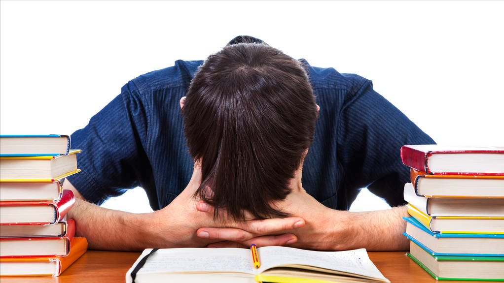 要当皇上供着？深圳大学暂停教授硕导工作：学历重要，师德更重要