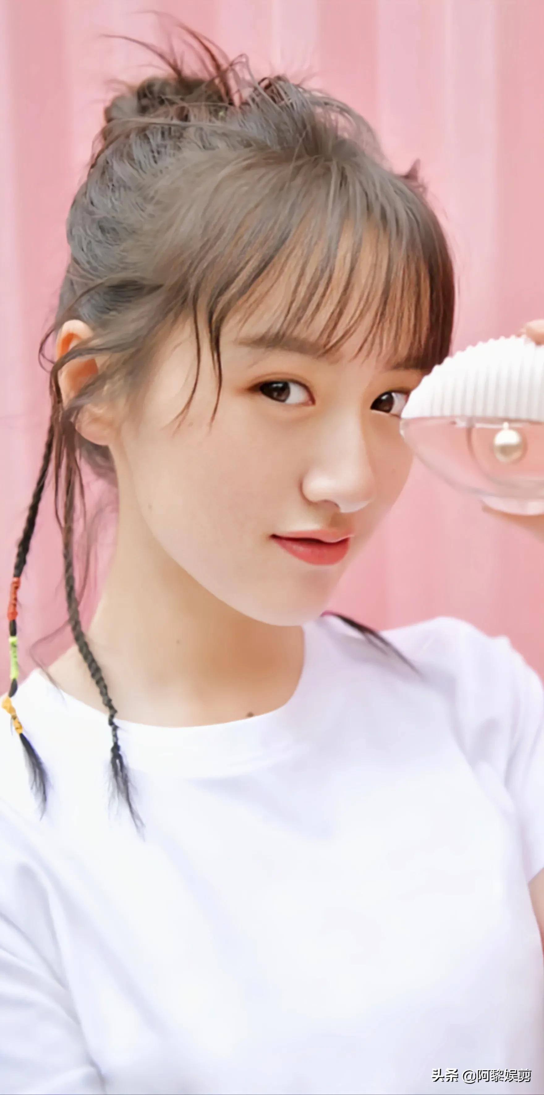 袁冰妍青春靓丽，甜美可爱