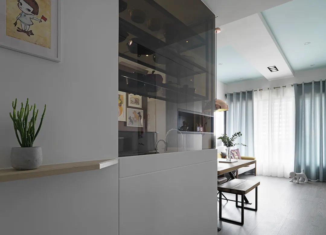 56平小户型设计，玻璃隔断加色彩运用，维系简洁且连贯的穿透视野