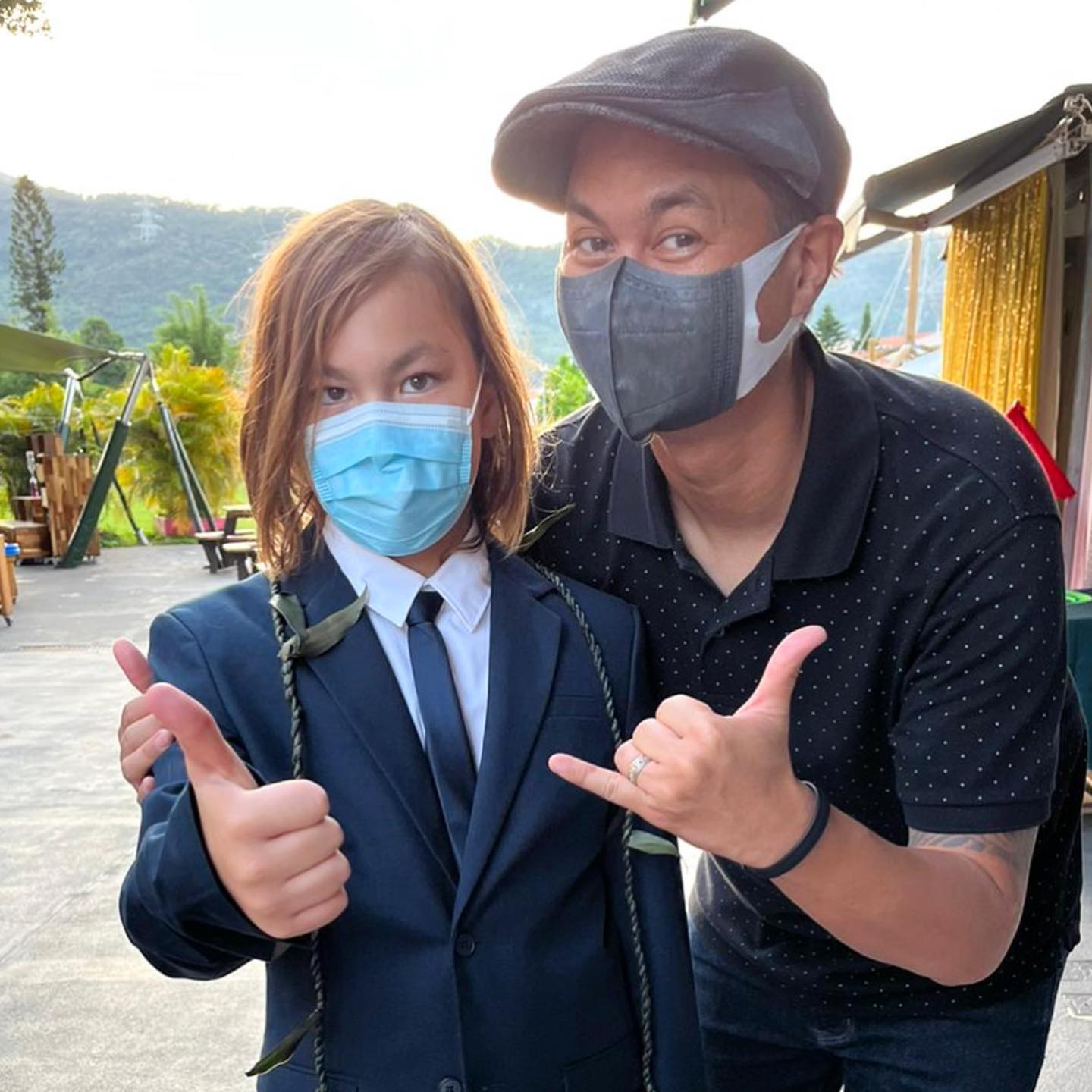 许冠杰双胞胎孙子小学毕业！一家六口开心庆祝，俩娃太像外国妈妈