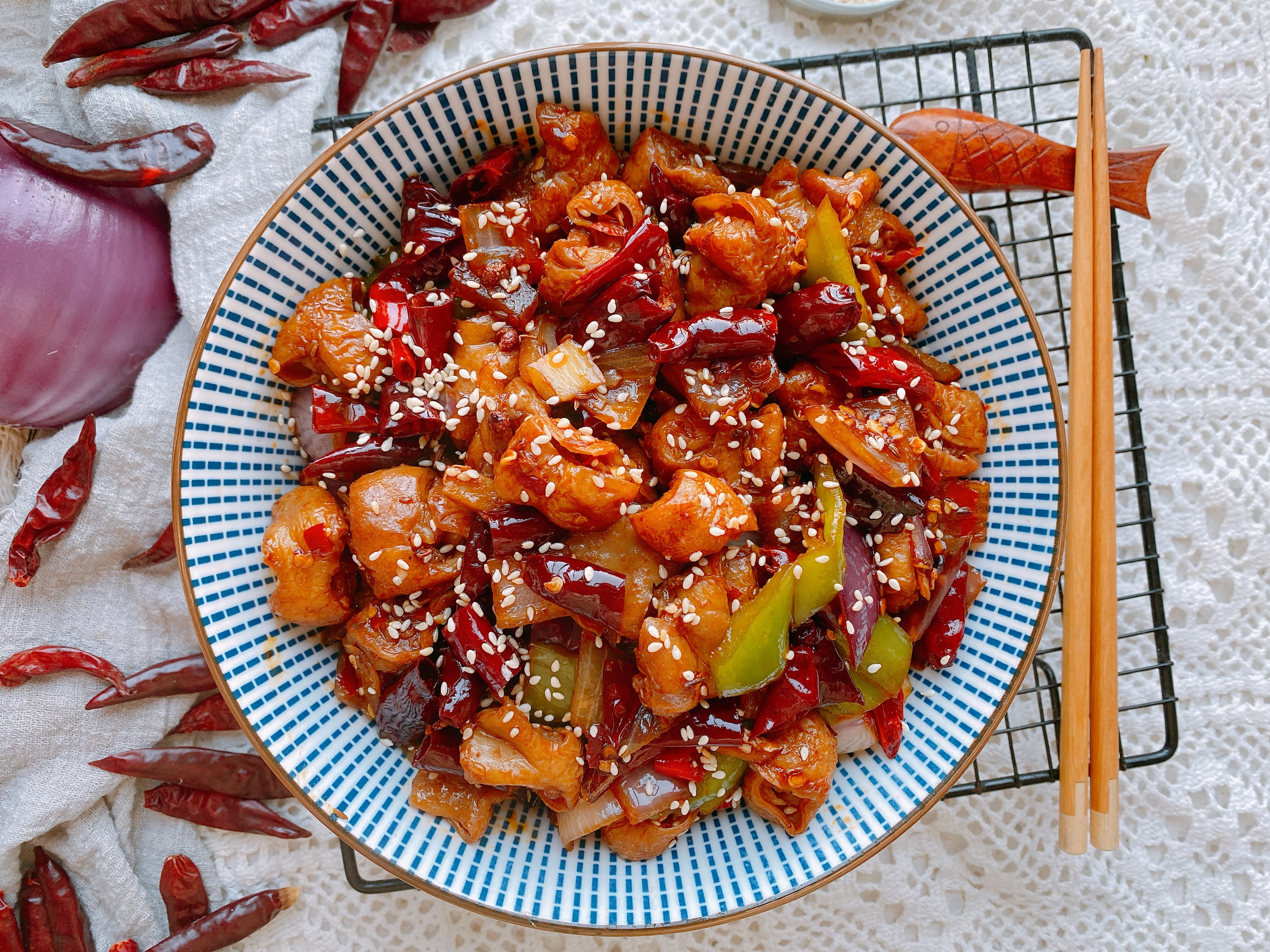 辣子肥肠的做法(简单几步教你做好的辣子肥肠)