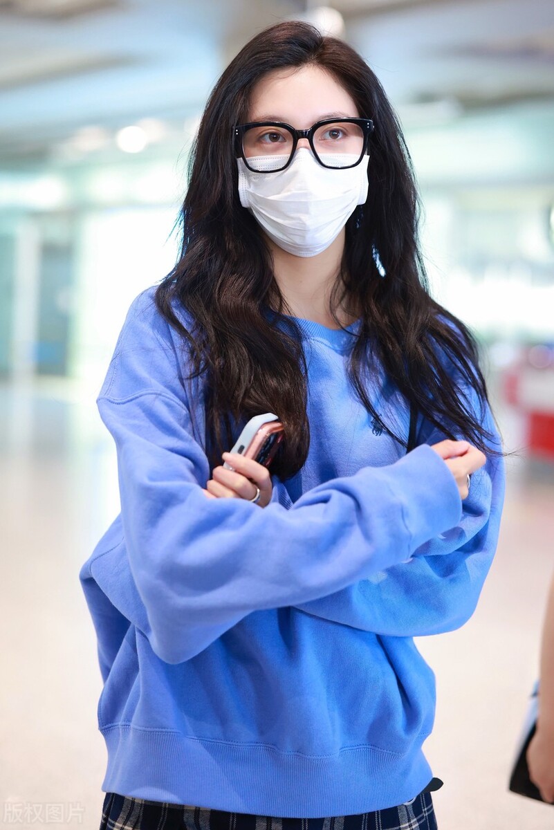 宋妍霏蓝色卫衣+格纹百皱裙+德比鞋+黑框眼镜文艺氛围感