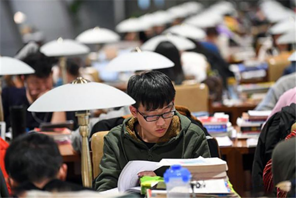 从双非考上211：考研“学霸”作息时间曝光，全程做对了这1件事