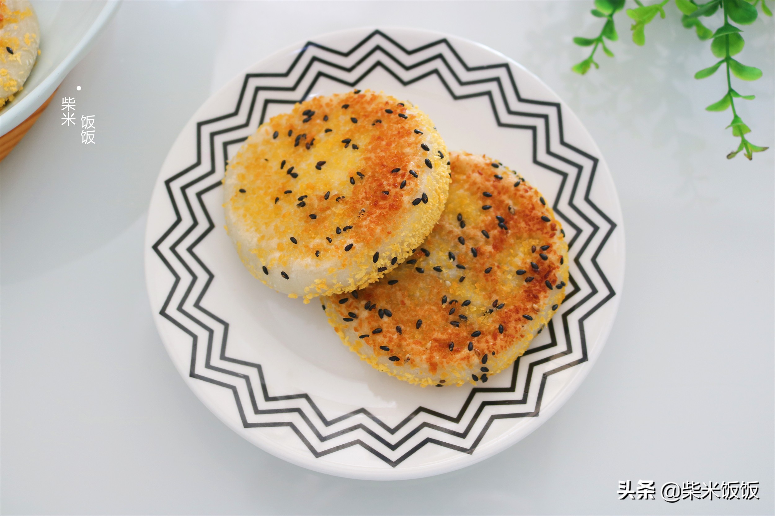 咬一口，外酥里糯，这个饼我家隔几天做一次，冬天吃正合适