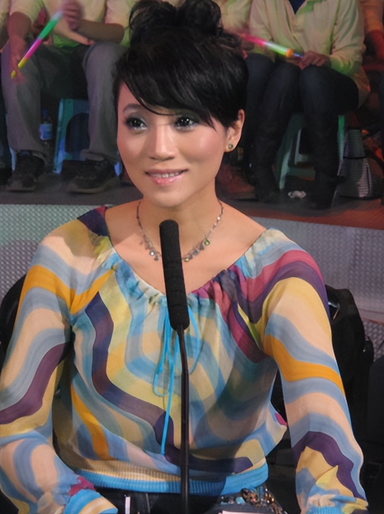 著名歌手朱桦：曾婉拒费翔的追求，照顾患病母亲，如今仍旧单身