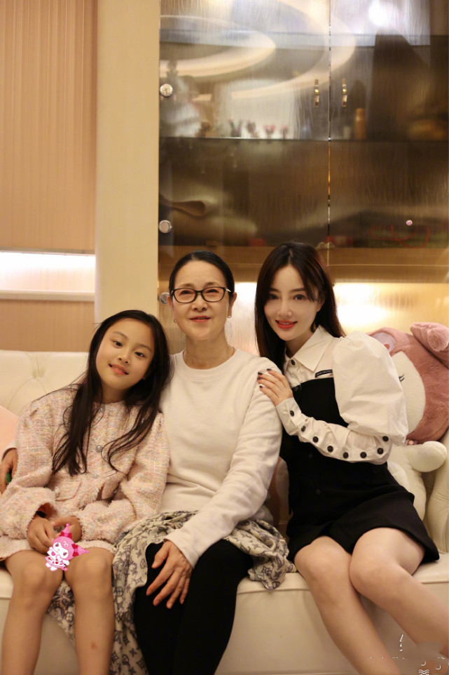 李小璐罕晒祖孙三代合照，65岁李妈妈气质佳，甜馨长成翻版贾乃亮