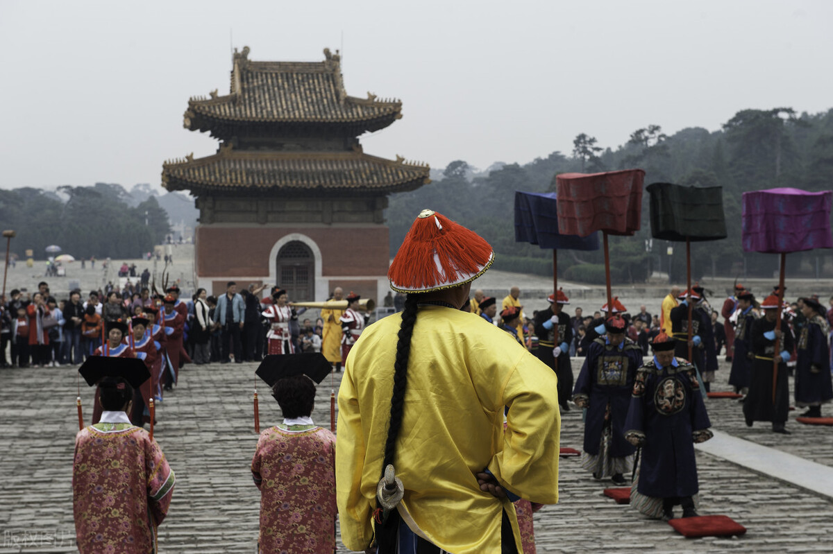 杀害父母在古代是多大罪？别说凶手，连官员都会被杀，全省受连累