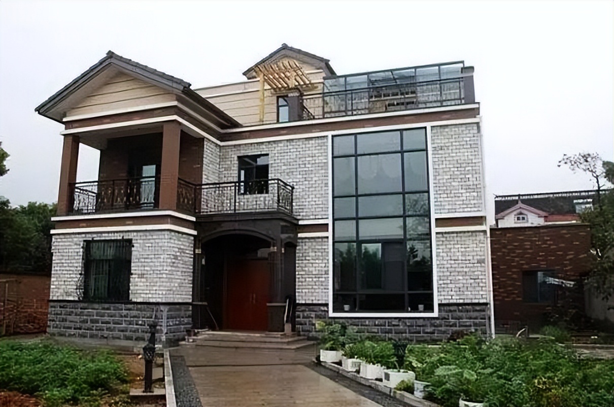 农村建房超过两层以上工程，未具备相应资质，则建设施工合同无效