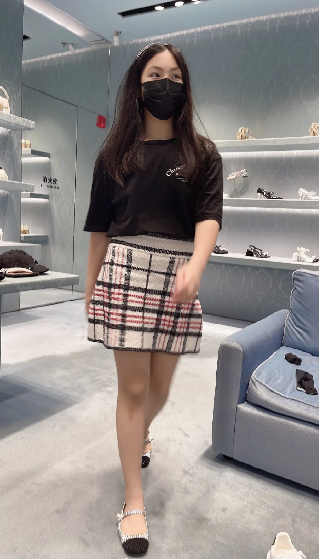 李湘晒母女近照，王诗龄靠着妈妈卖萌，试穿衣服身材高挑又瘦了