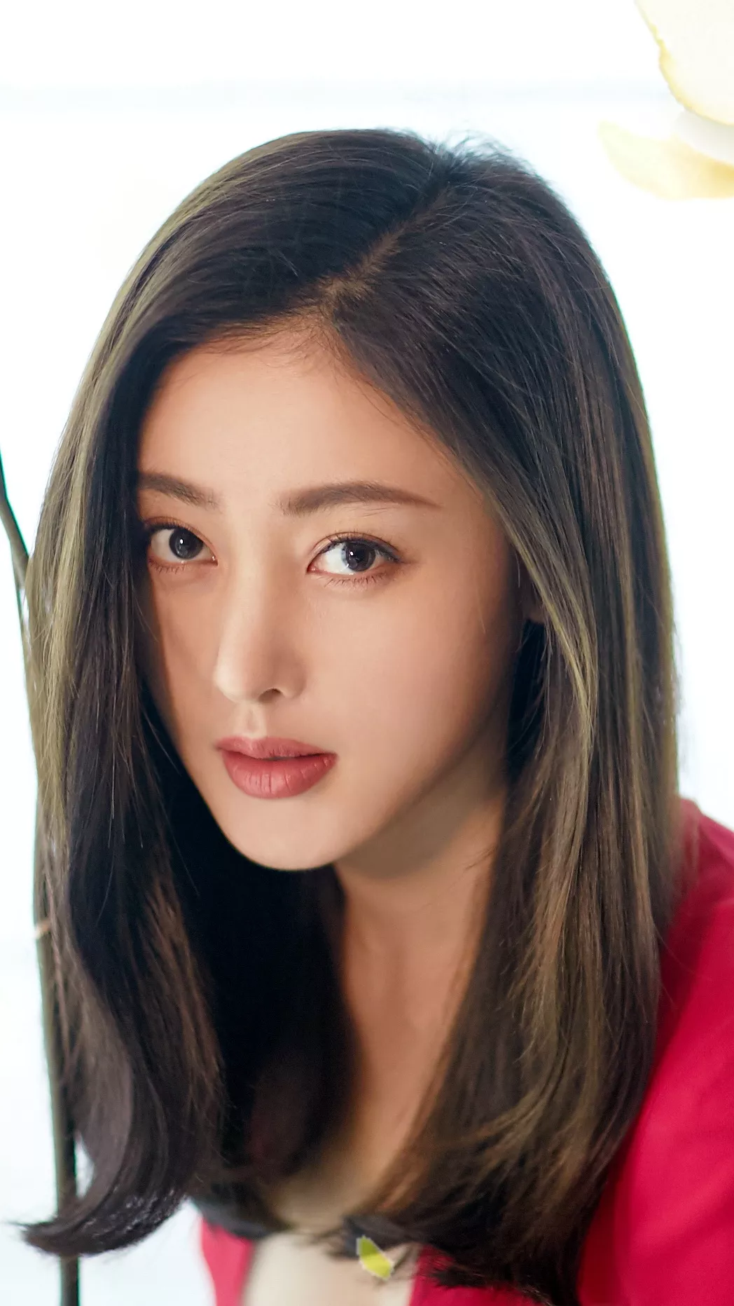 44位明星驾驭的红色服饰典雅大方，由内而外散发出自然的美感