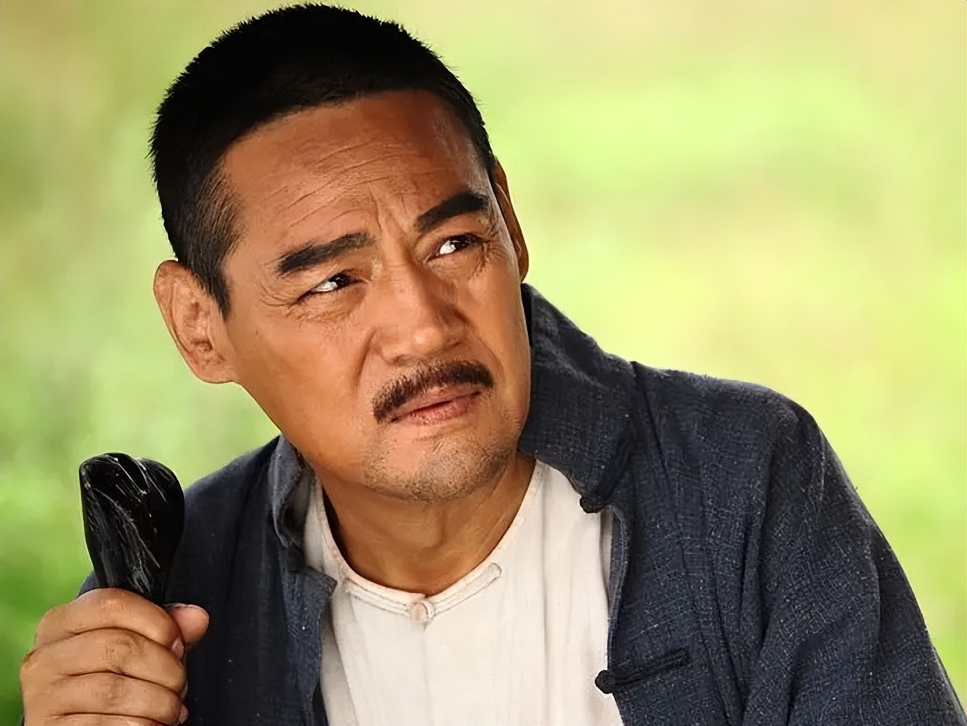 66岁巍子满头白发精神抖擞,从艺30余载,既有血泪也有忘恩负义