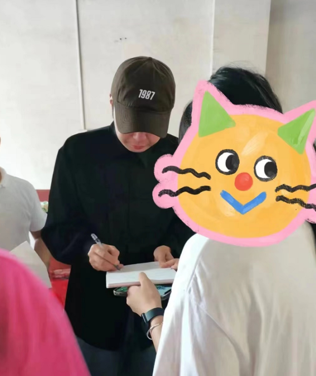 杜海涛近照曝光，瘦身成功后穿唐装素颜与网友合照，被赞好有气质