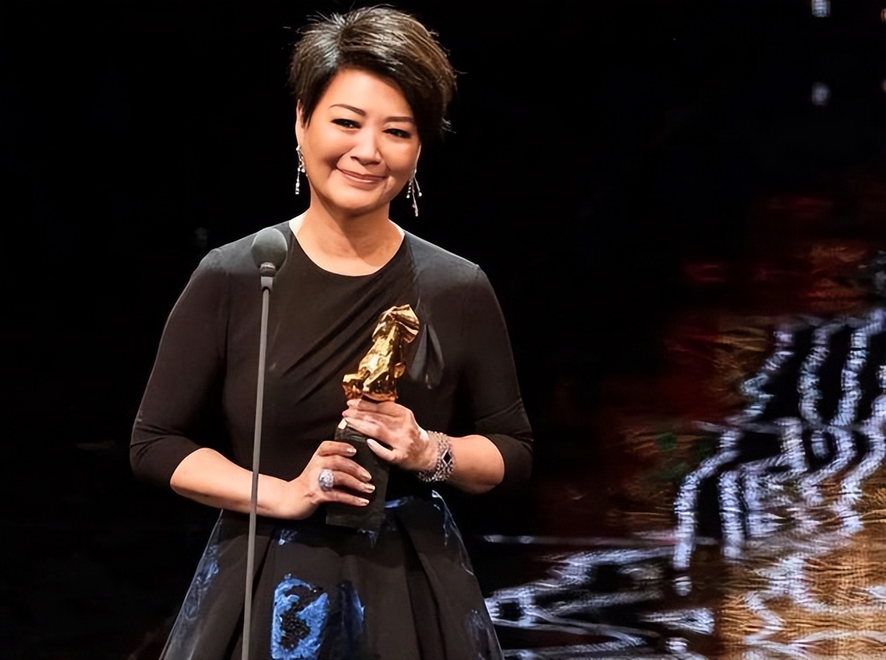 恭喜！知名女星两度抗癌成功宣布复出，满头灰白发出镜略显沧桑